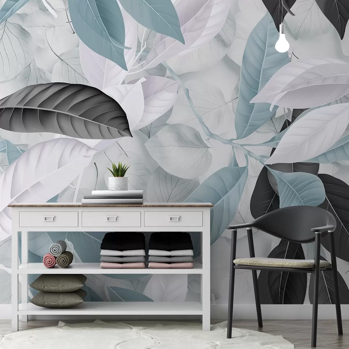 Fotobehang Grote print van blauwe en grijze bladeren tegen een achtergrond met lichte bladerenstructuur, waardoor een weelderig tropisch gevoel ontstaat w08468v1