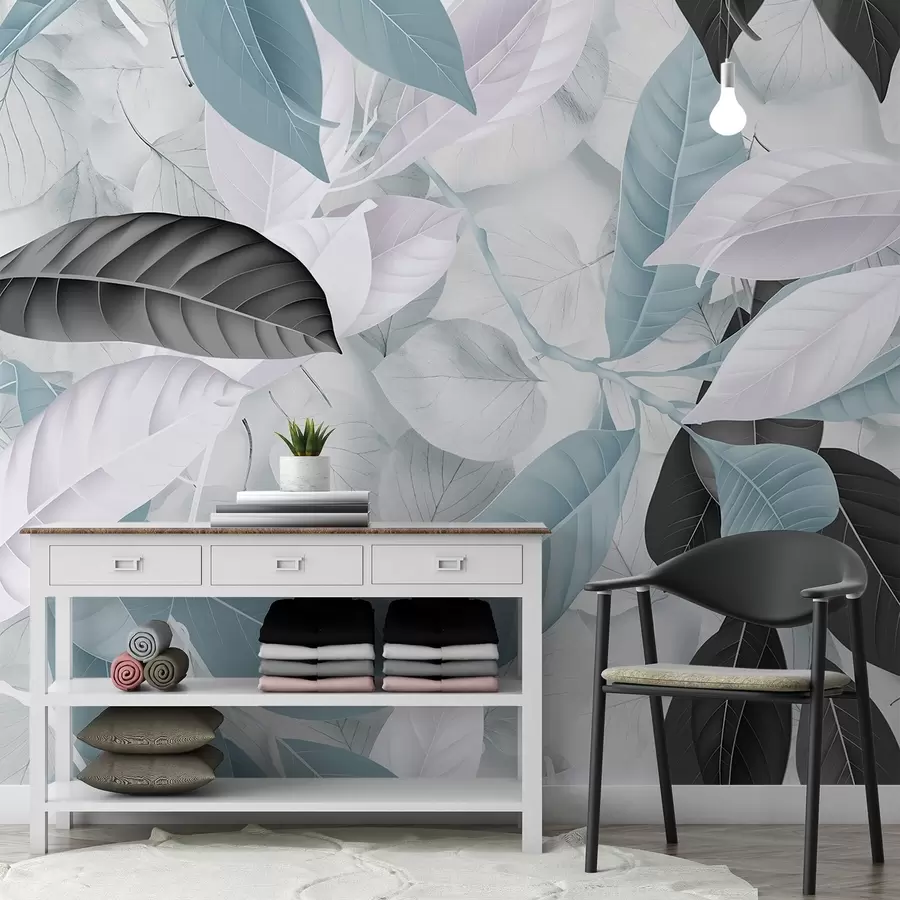 Fotobehang Grote print van blauwe en grijze bladeren tegen een achtergrond met lichte bladerenstructuur, waardoor een weelderig tropisch gevoel ontstaat w08468v1