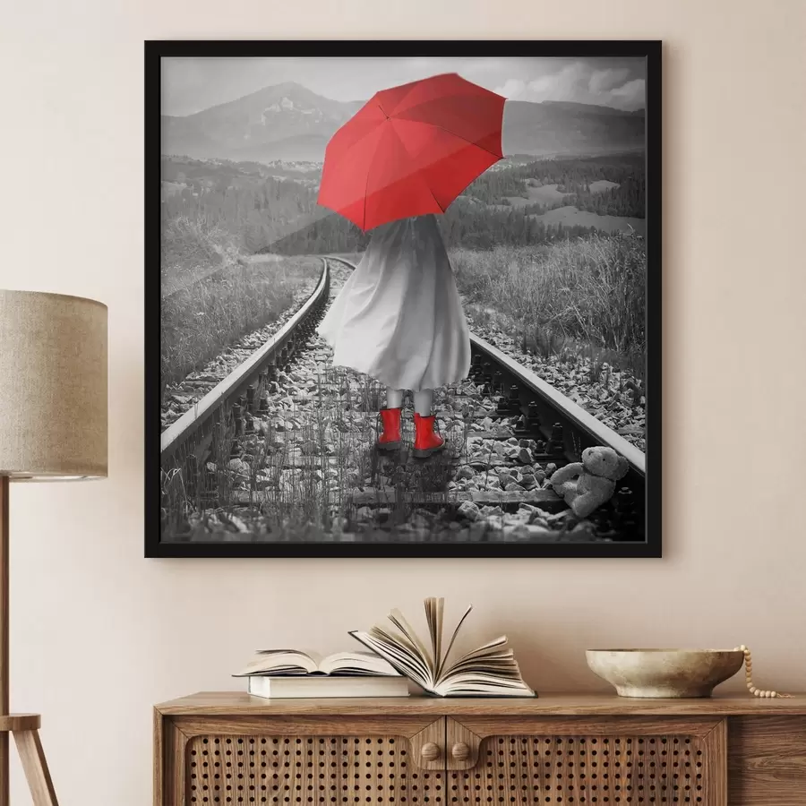 Fotobehang Persoon met rode paraplu op treinspoor f37301