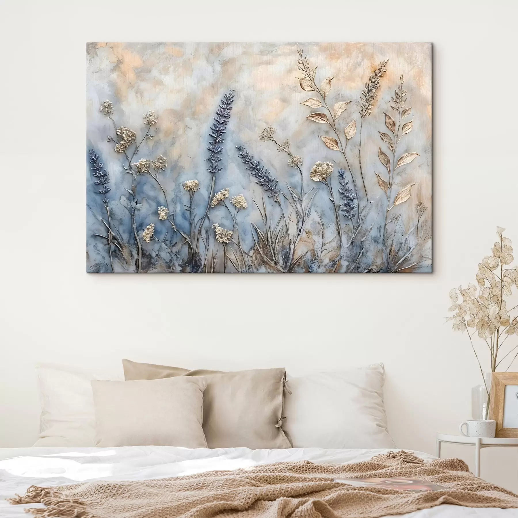 Fotobehang Een veld met verschillende wilde bloemen en planten in blauw-, wit- en beigetinten tegen een zachte, wazige achtergrond s42214