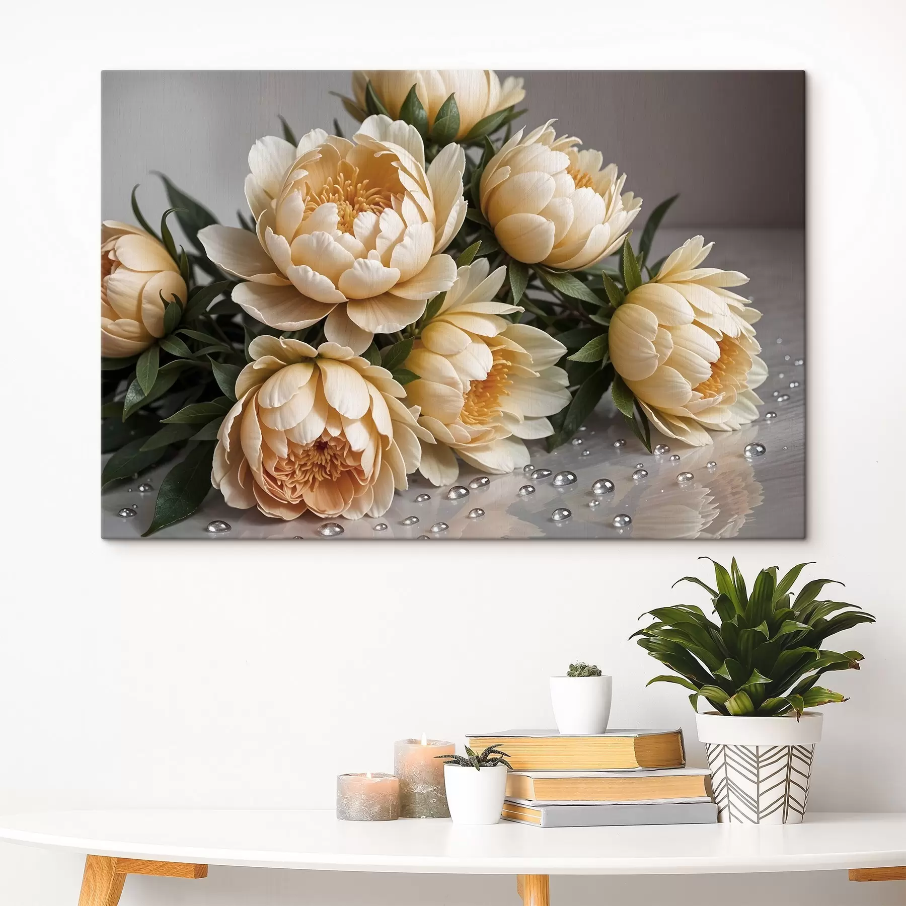 Fotobehang Crèmekleurige gedetailleerde pioenbloemen met donkergroene bladeren op een grijze achtergrond s42215