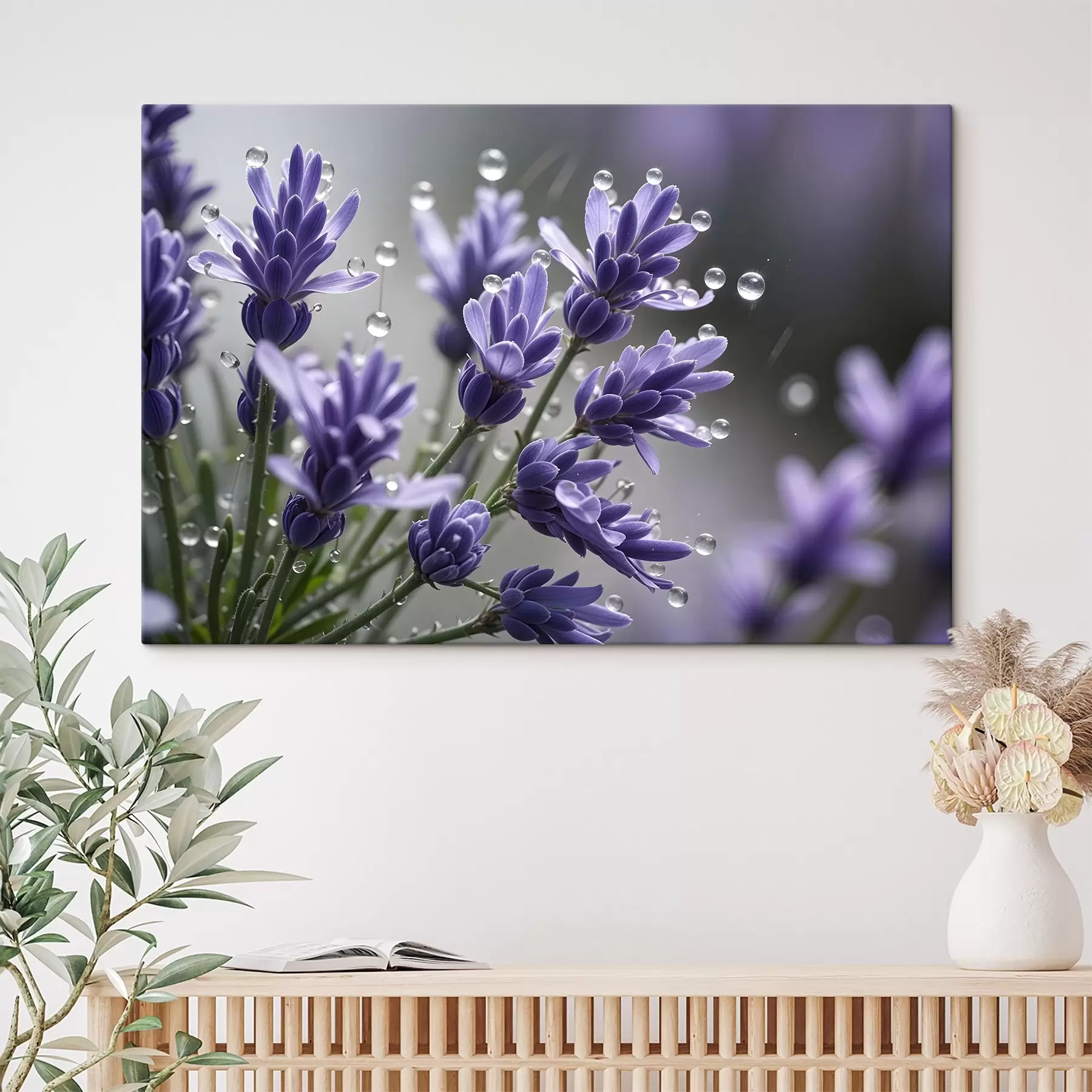 Fotobehang Paarse lavendelbloemen met waterdruppels op de bloemblaadjes, tegen een onscherpe achtergrond s42229