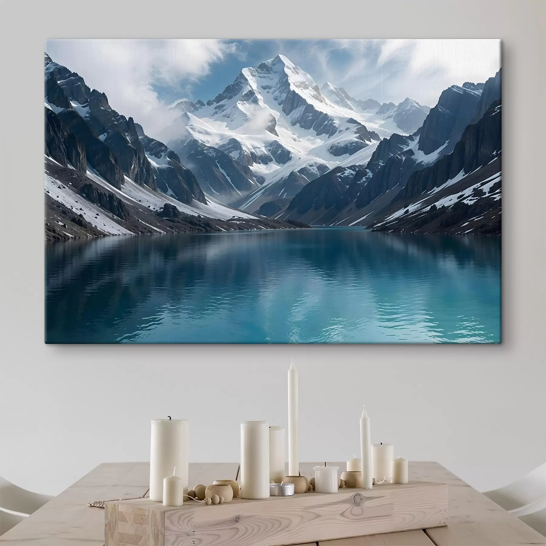  Schilderijen Een besneeuwde bergtop weerspiegeld in een sereen turquoise meer, omgeven door rotsachtig terrein en dramatische wolken s42232