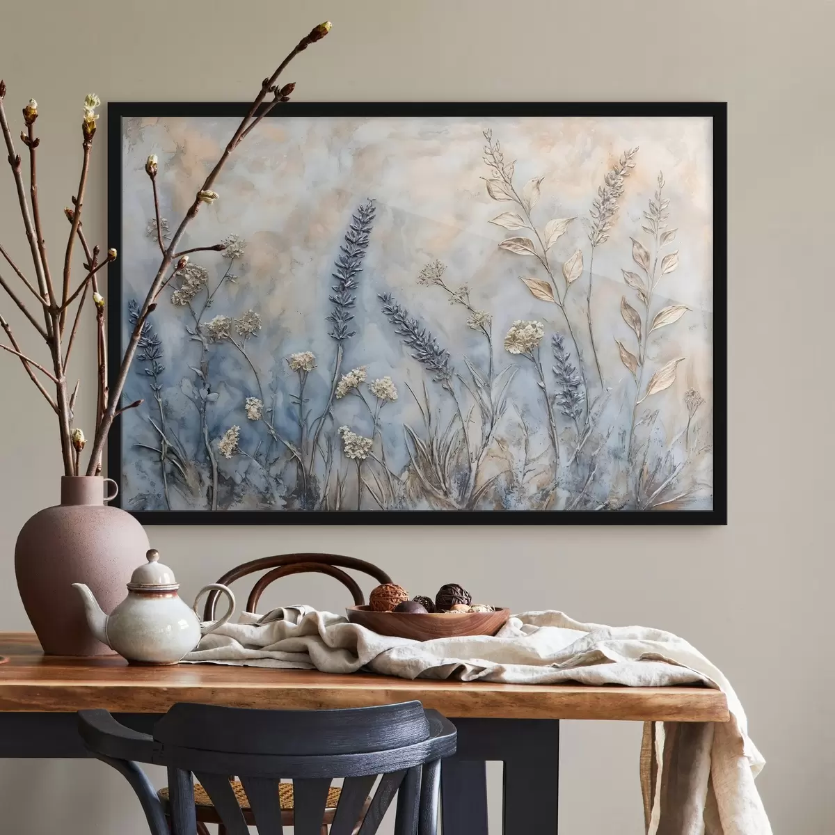 Poster Een veld met verschillende wilde bloemen en planten in blauw-, wit- en beigetinten tegen een zachte, wazige achtergrond f42214