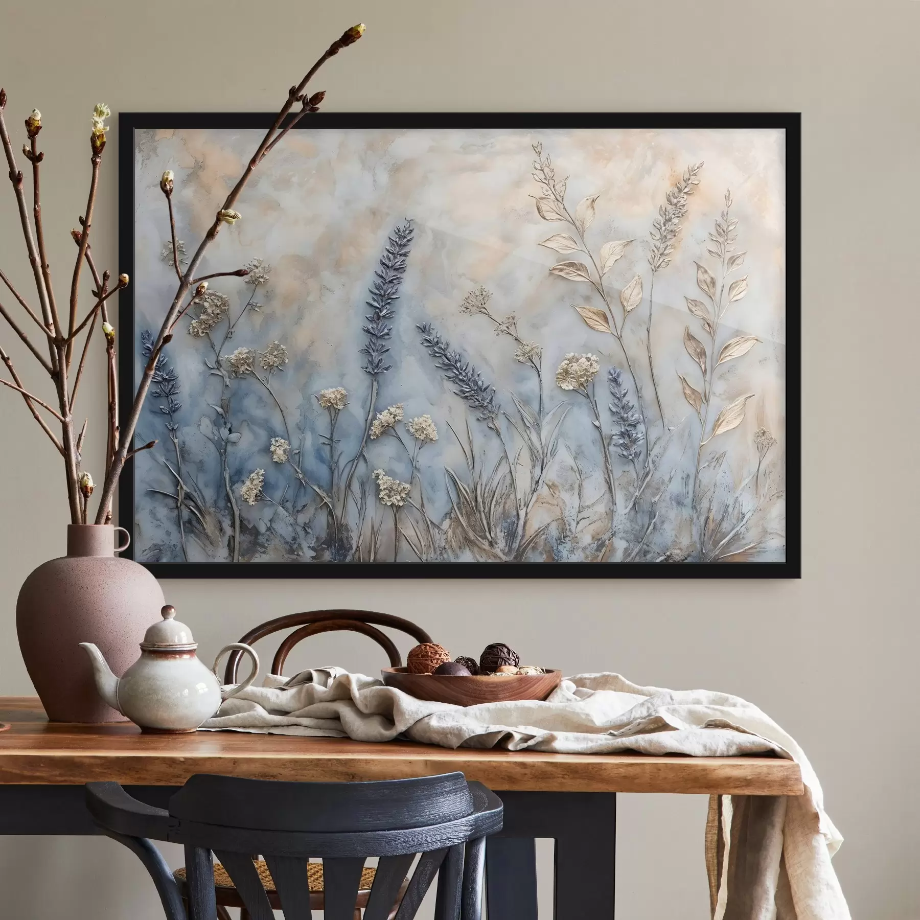 Fotobehang Een veld met verschillende wilde bloemen en planten in blauw-, wit- en beigetinten tegen een zachte, wazige achtergrond f42214