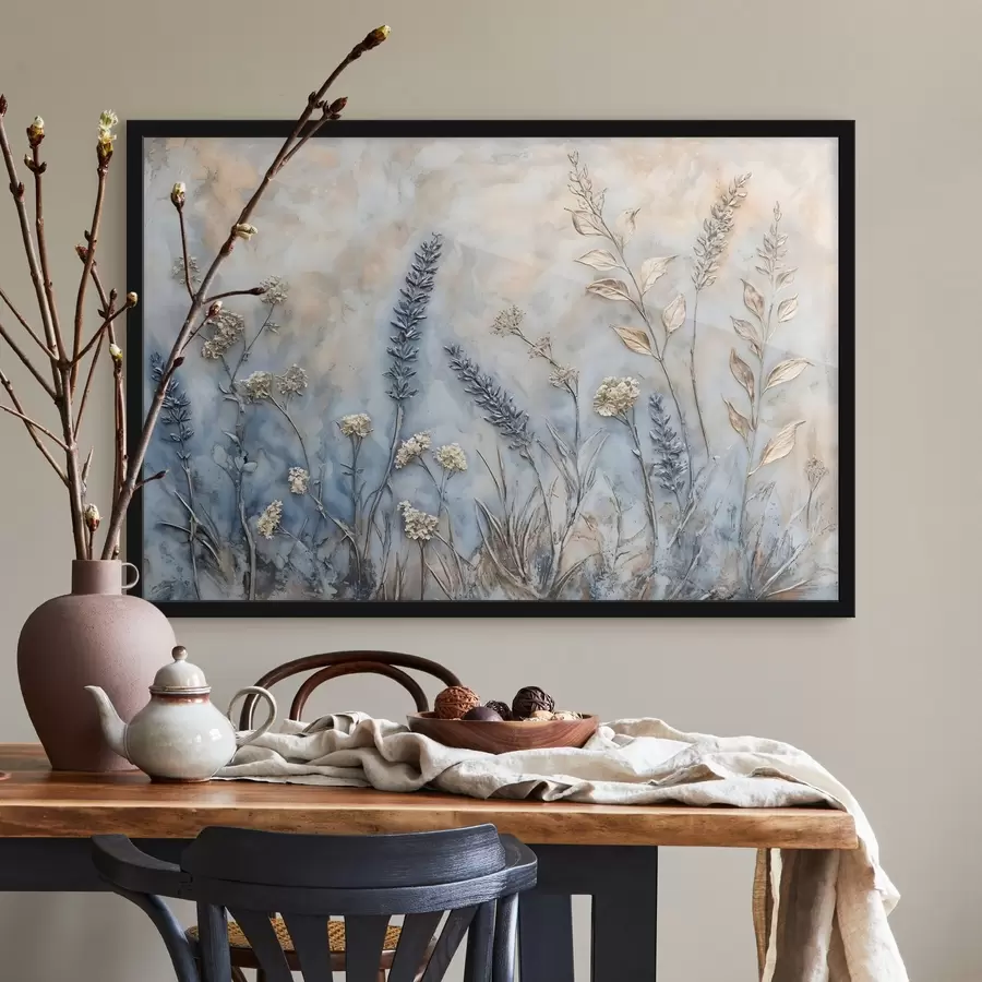 Fotobehang Een veld met verschillende wilde bloemen en planten in blauw-, wit- en beigetinten tegen een zachte, wazige achtergrond f42214