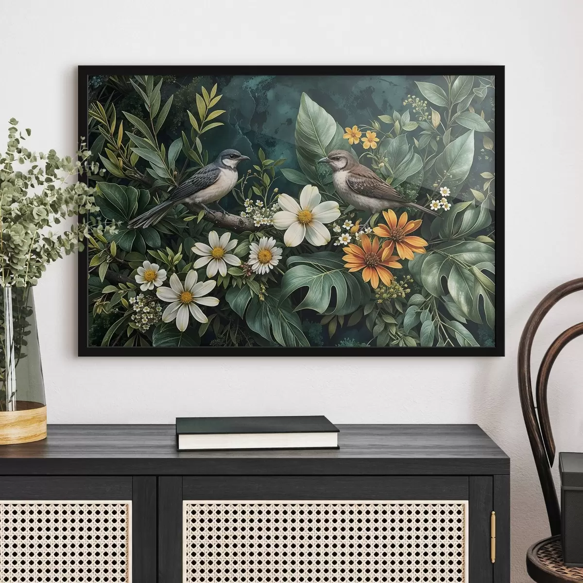 Poster Kleine vogels zitten op takken omringd door weelderig tropisch gebladerte, inclusief grote groene bladeren en kleurrijke bloemen f42220