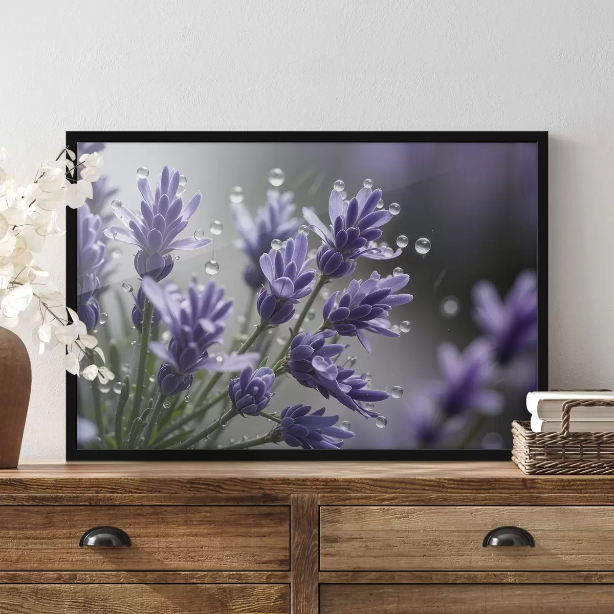 Poster Paarse lavendelbloemen met waterdruppels op de bloemblaadjes, tegen een onscherpe achtergrond f42229