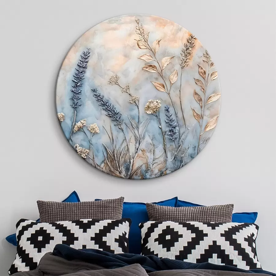  Schilderijen Een veld met verschillende wilde bloemen en planten in blauw-, wit- en beigetinten tegen een zachte, wazige achtergrond r42214