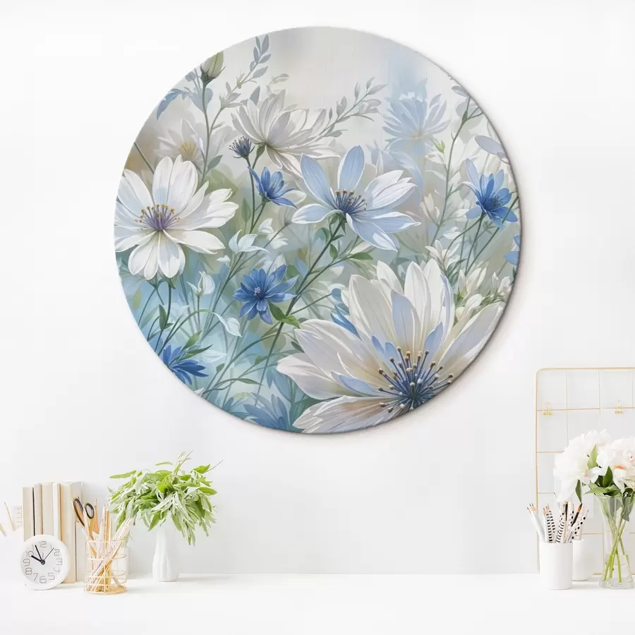  Schilderijen Veld van witte en blauwe margrietachtige bloemen met groene bladeren en stengels op een zachte wazige achtergrond r41086