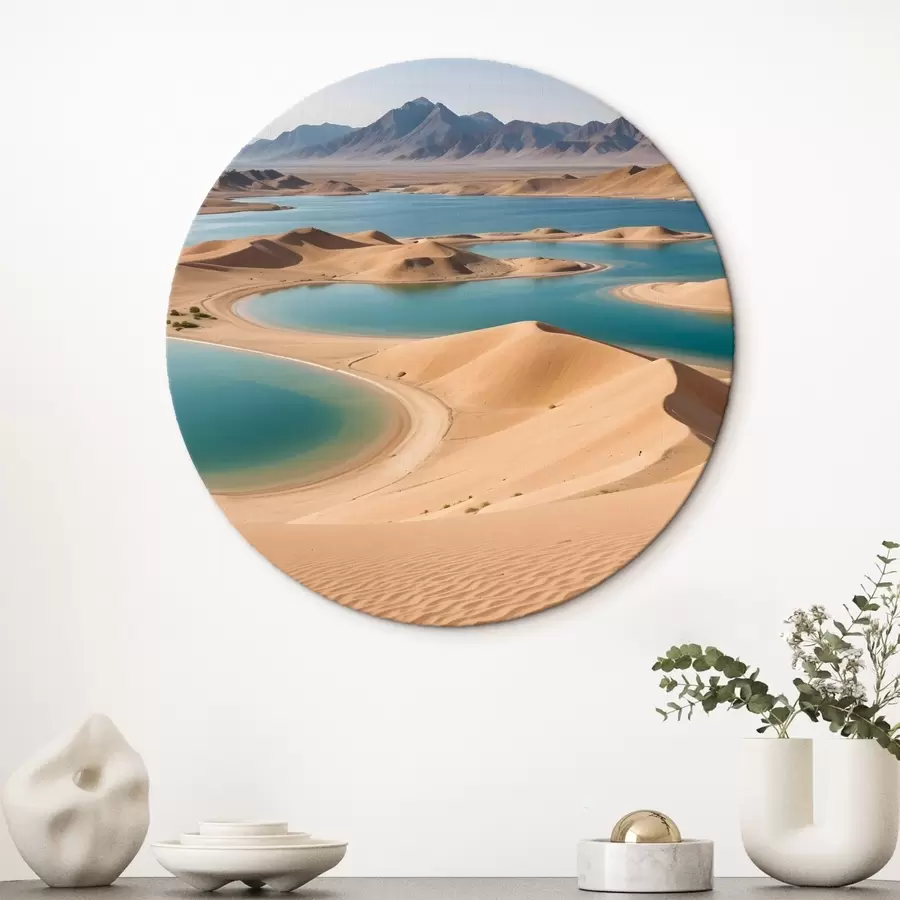  Schilderijen Een uitgestrekt woestijnlandschap met glooiende duinen en turquoise meren, omringd door ruige bergen r41087