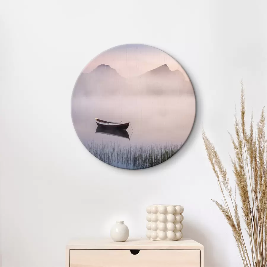  Schilderijen Boot op een meer met gras en bergen op de achtergrond r37622