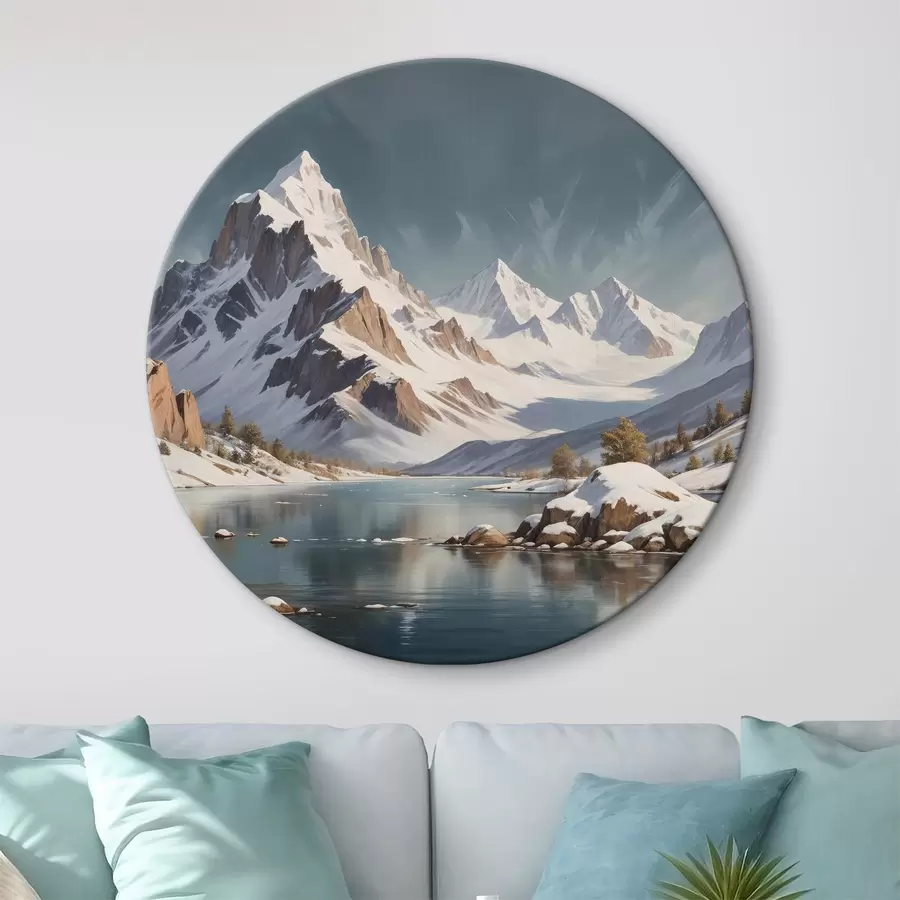  Schilderijen Een besneeuwde bergketen weerspiegeld in een kalm meer, met drijvende boten op het water en een dramatisch bewolkte lucht r40551