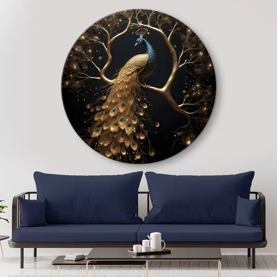  Schilderijen Een pauw met levendige veren zittend op een tak op een donkere achtergrond met oplichtende bomen r40612