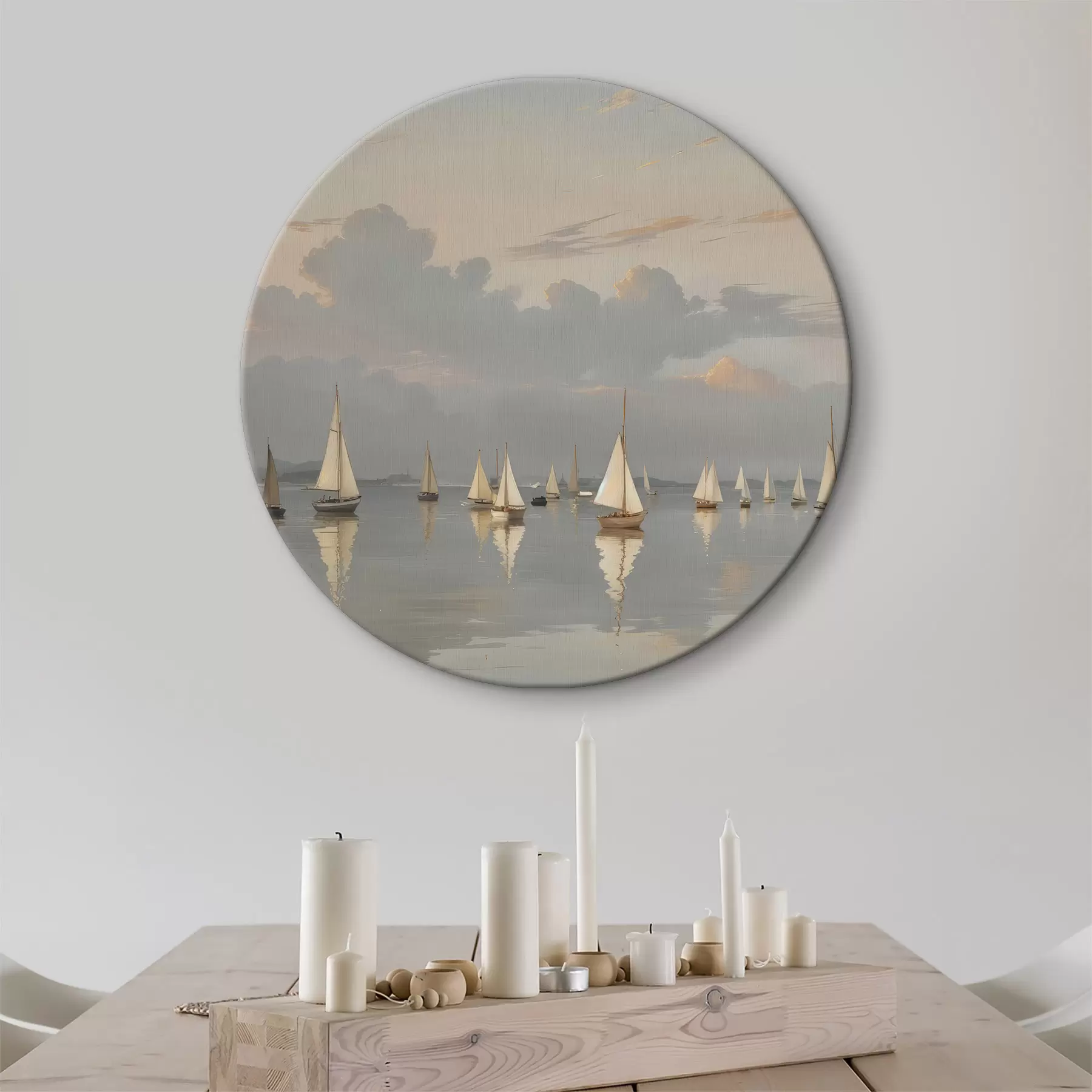  Schilderijen Een vloot witte zeilboten op een kalm, weerspiegelend water bij zonsondergang, met een bewolkte lucht op de achtergrond r40615