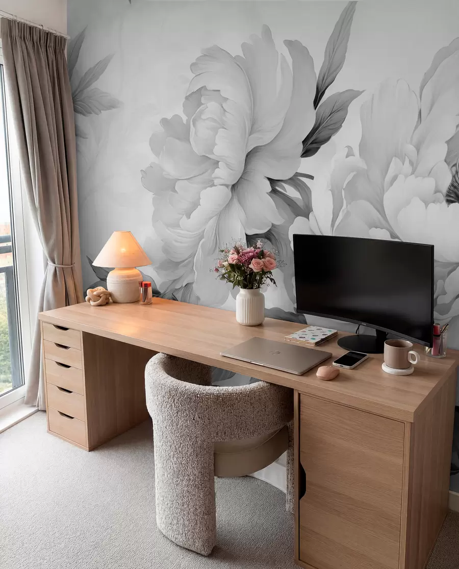 Fotobehang Luxe pioenrozen in grijstinten, met delicate details van bloemblaadjes en bladeren, die een elegante en serene sfeer creëren w02856