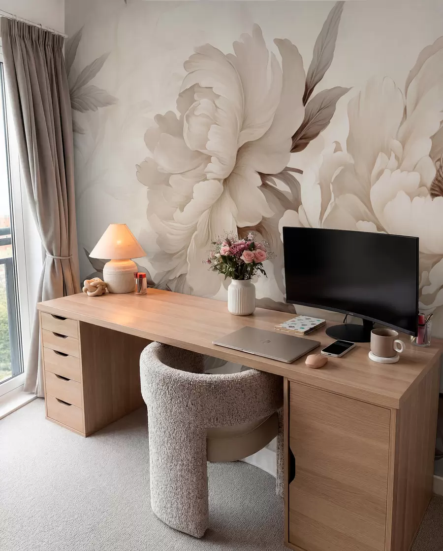 Fotobehang Delicate pioenrozen in crèmekleurige beige tinten, met verfijnde details van bloemblaadjes en bladeren, die een warme en verfijnde sfeer creëren w02856v1