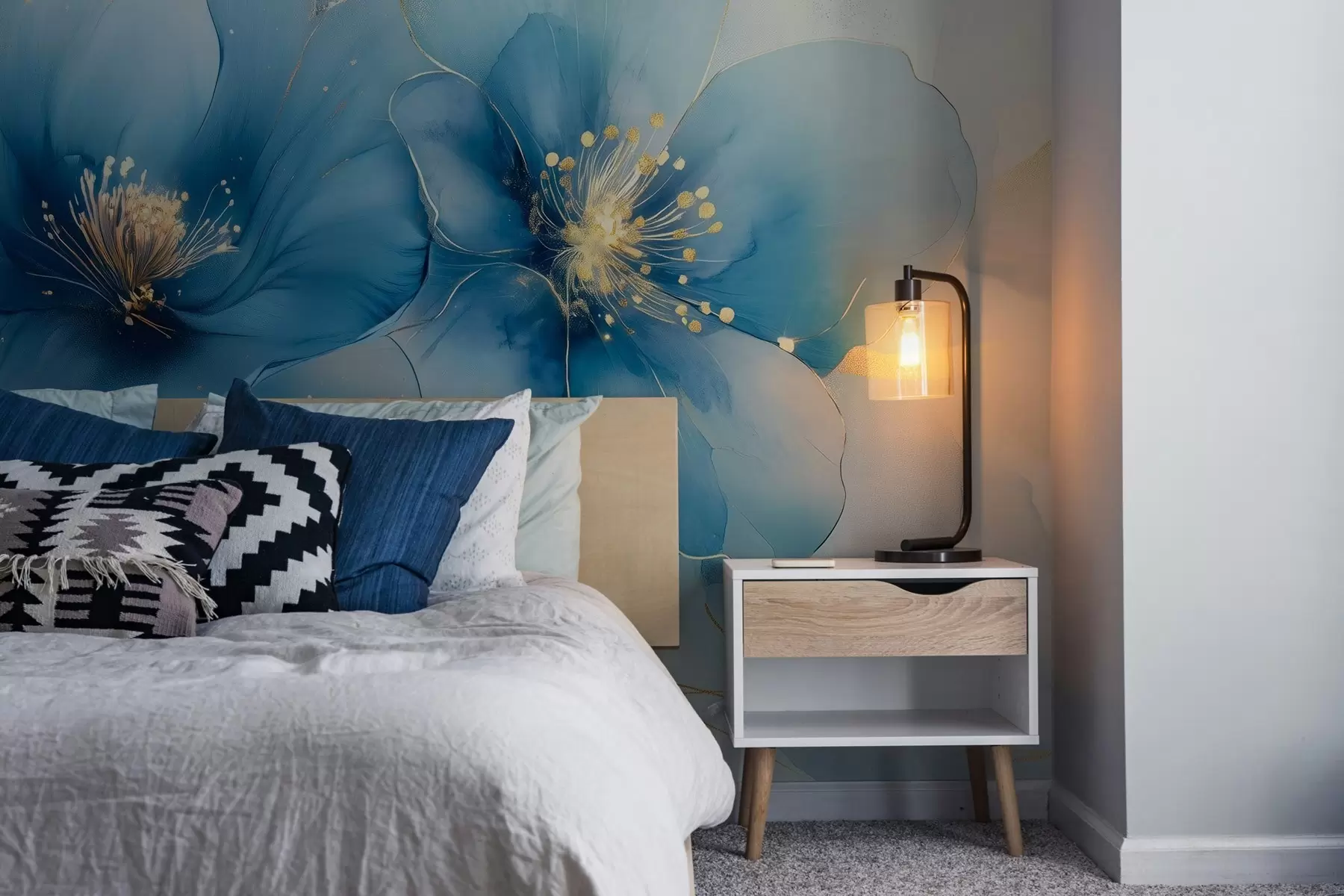 Fotobehang Dromerig bloemenschilderij met grote, delicate blauwe bloemen w02769