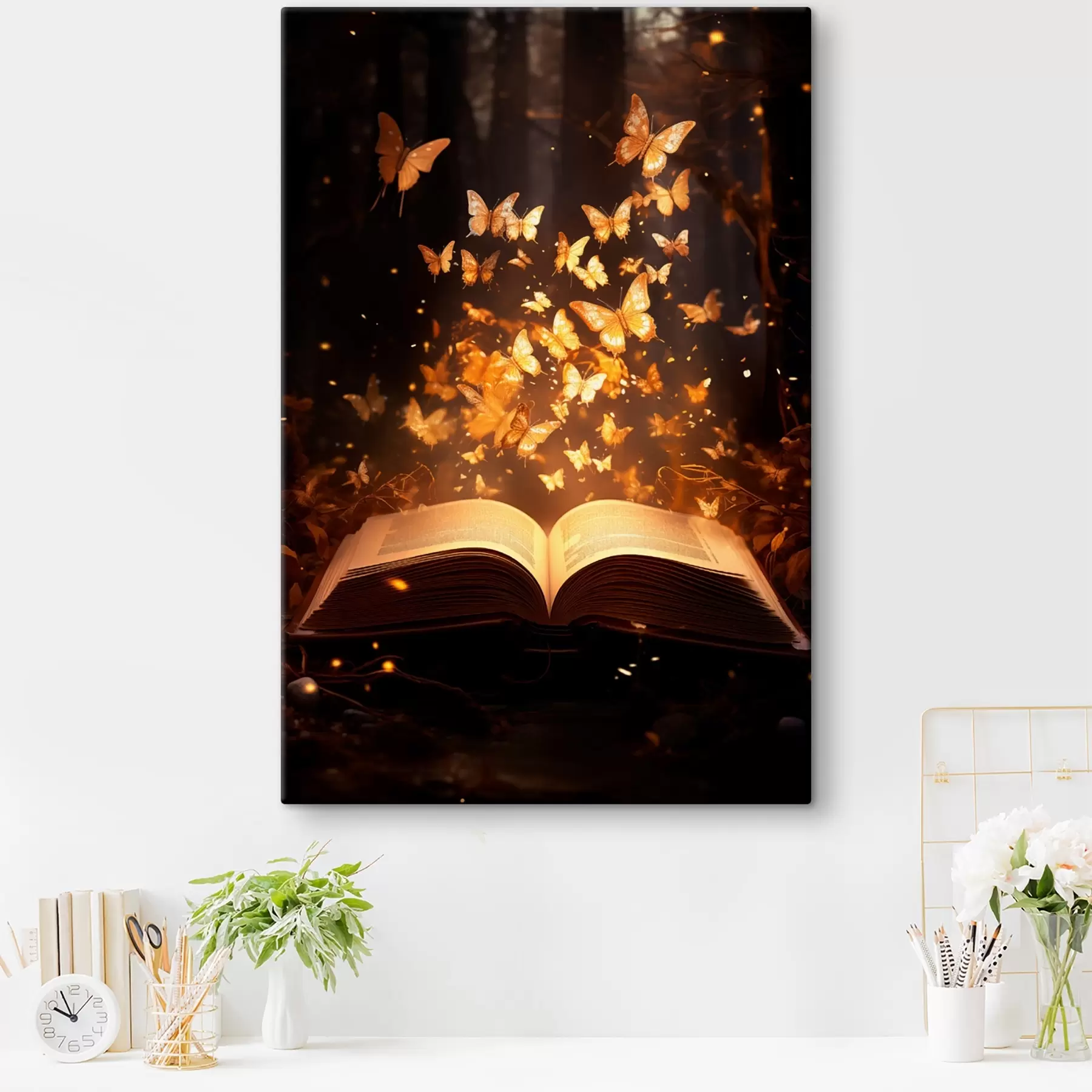 Fotobehang Een open boek waaruit lichtgevende vlinders tevoorschijn komen, stralend in lichtstralen in een donker, magisch bos. s42573