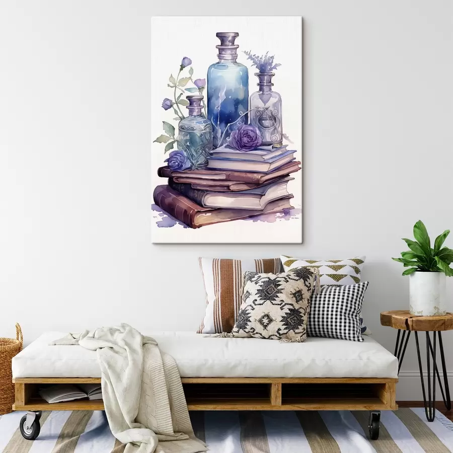 Fotobehang Een stilleven met vintage boeken, glazen flessen in blauwpaarse tinten en decoratieve bloemen. s42574