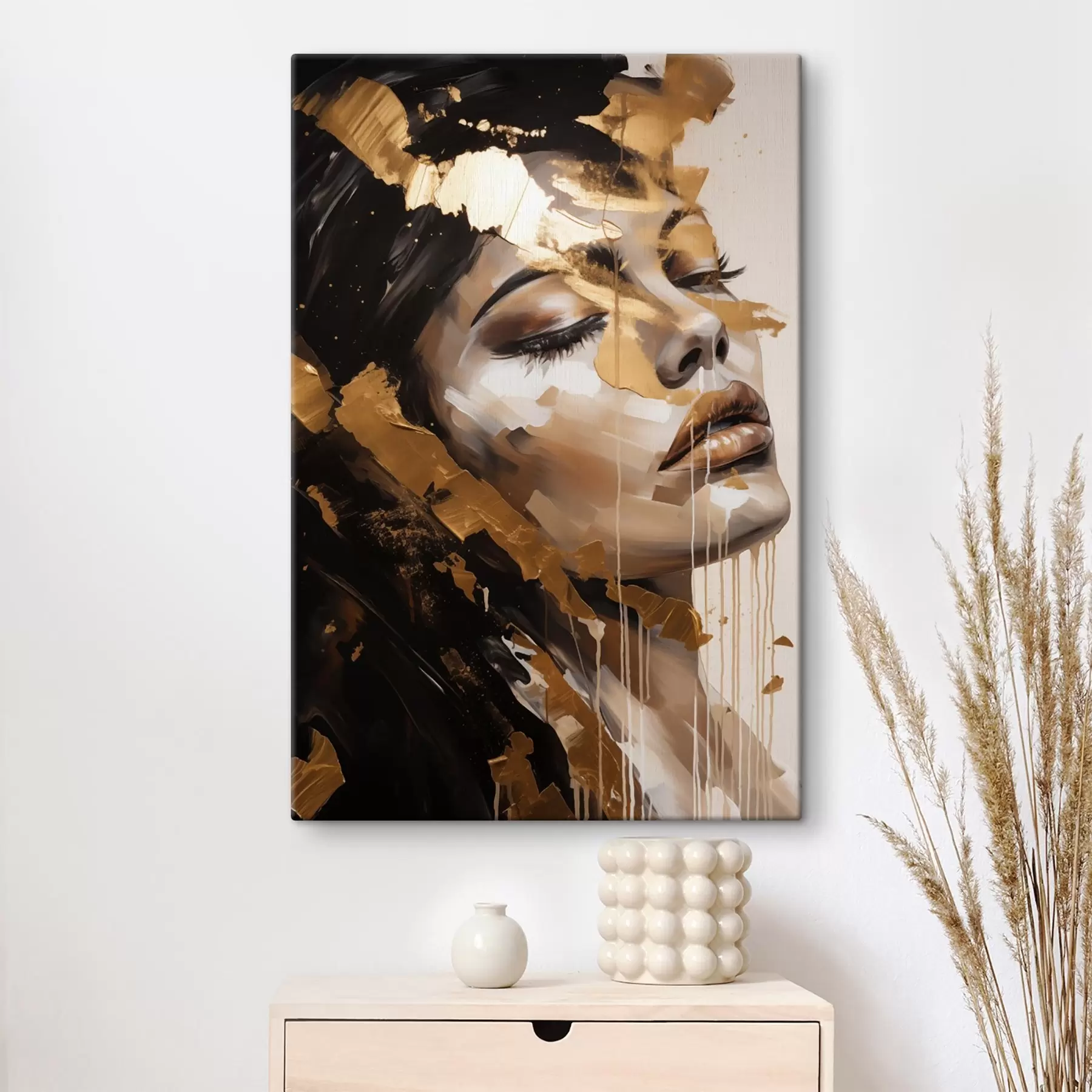 Fotobehang Een abstract portret van een vrouw met een zachte gezichtsuitdrukking, weergegeven in warme tinten met dynamische penseelstreken die diepte en emotie toevoegen. s42627