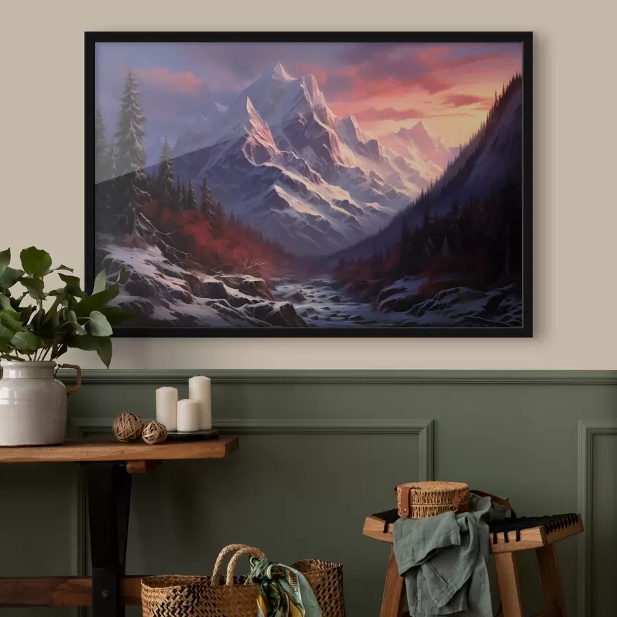 Fotobehang Een adembenemend berglandschap bij zonsondergang met besneeuwde toppen, donkere dennenbomen en zachte roze-paarse tinten in de lucht. f42566