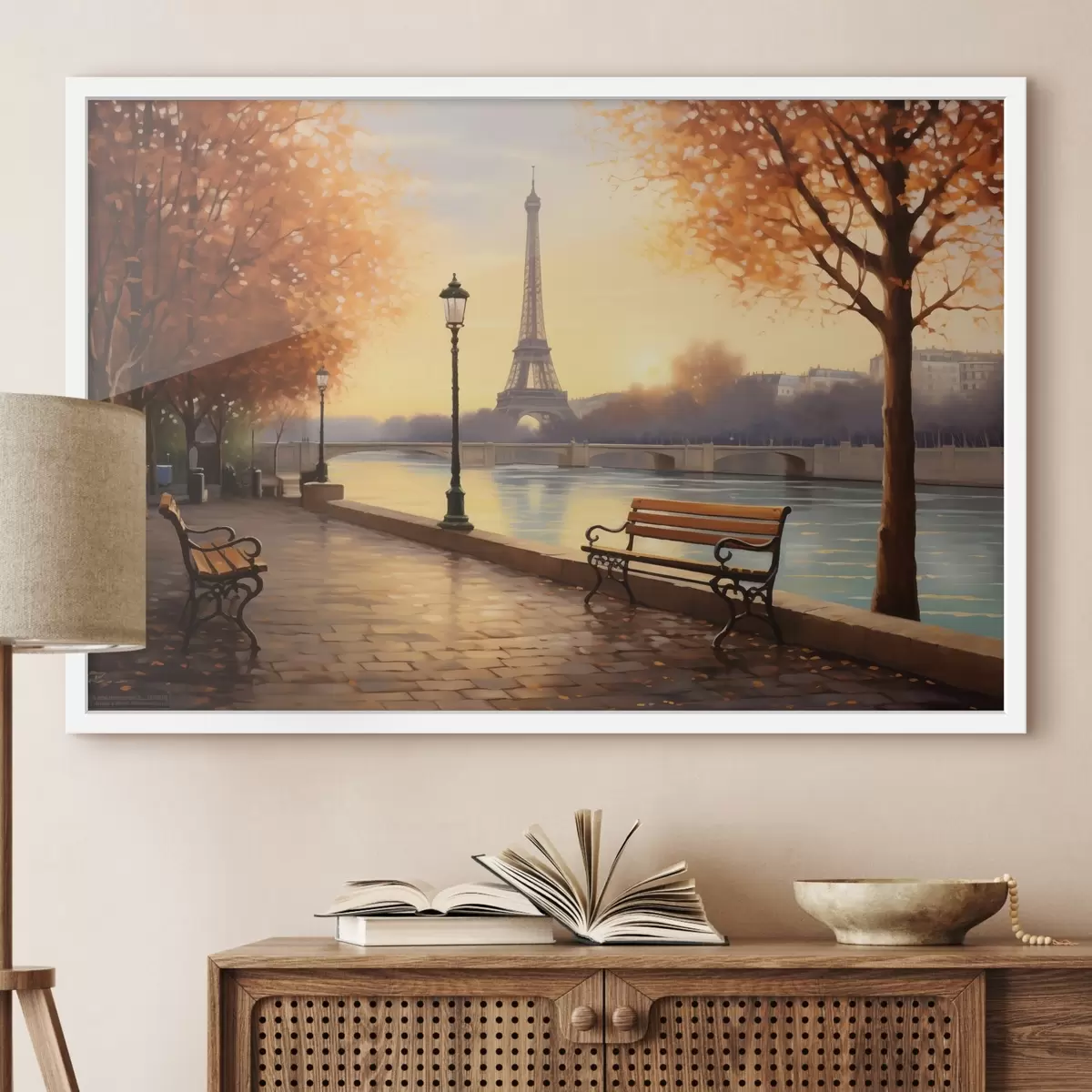Affiche L'automne à Paris avec vue sur la tour Eiffel, les berges de la Seine recouvertes de feuilles, les bancs et les lampadaires qui ajoutent une touche romantique. f42577
