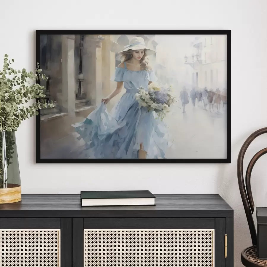 Fotobehang Een elegant meisje in een lichtblauwe jurk en hoed wandelt door de stad, met een boeket bloemen in de hand, in een lichte en romantische stemming. f42580