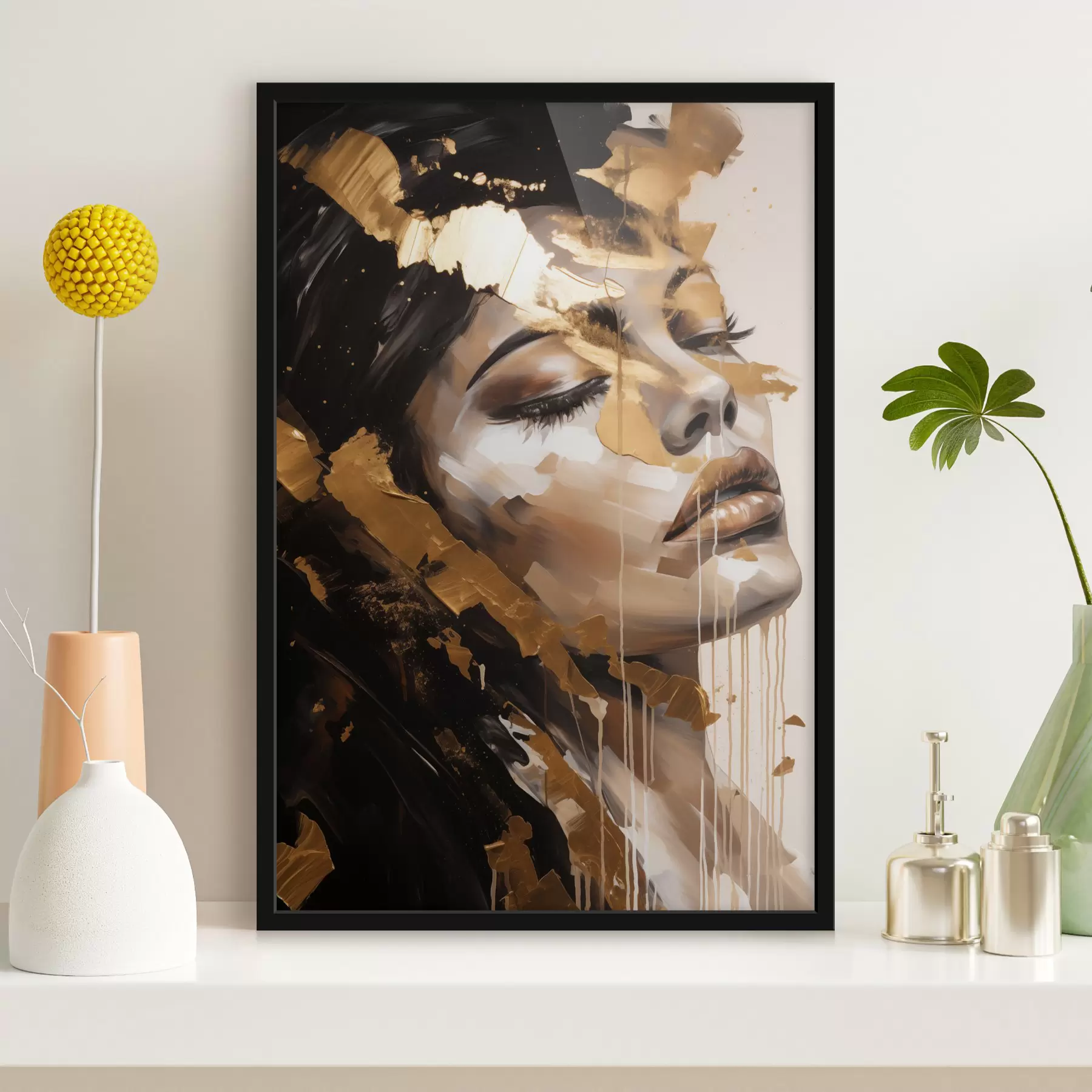 Fotobehang Een abstract portret van een vrouw met een zachte gezichtsuitdrukking, weergegeven in warme tinten met dynamische penseelstreken die diepte en emotie toevoegen f42627