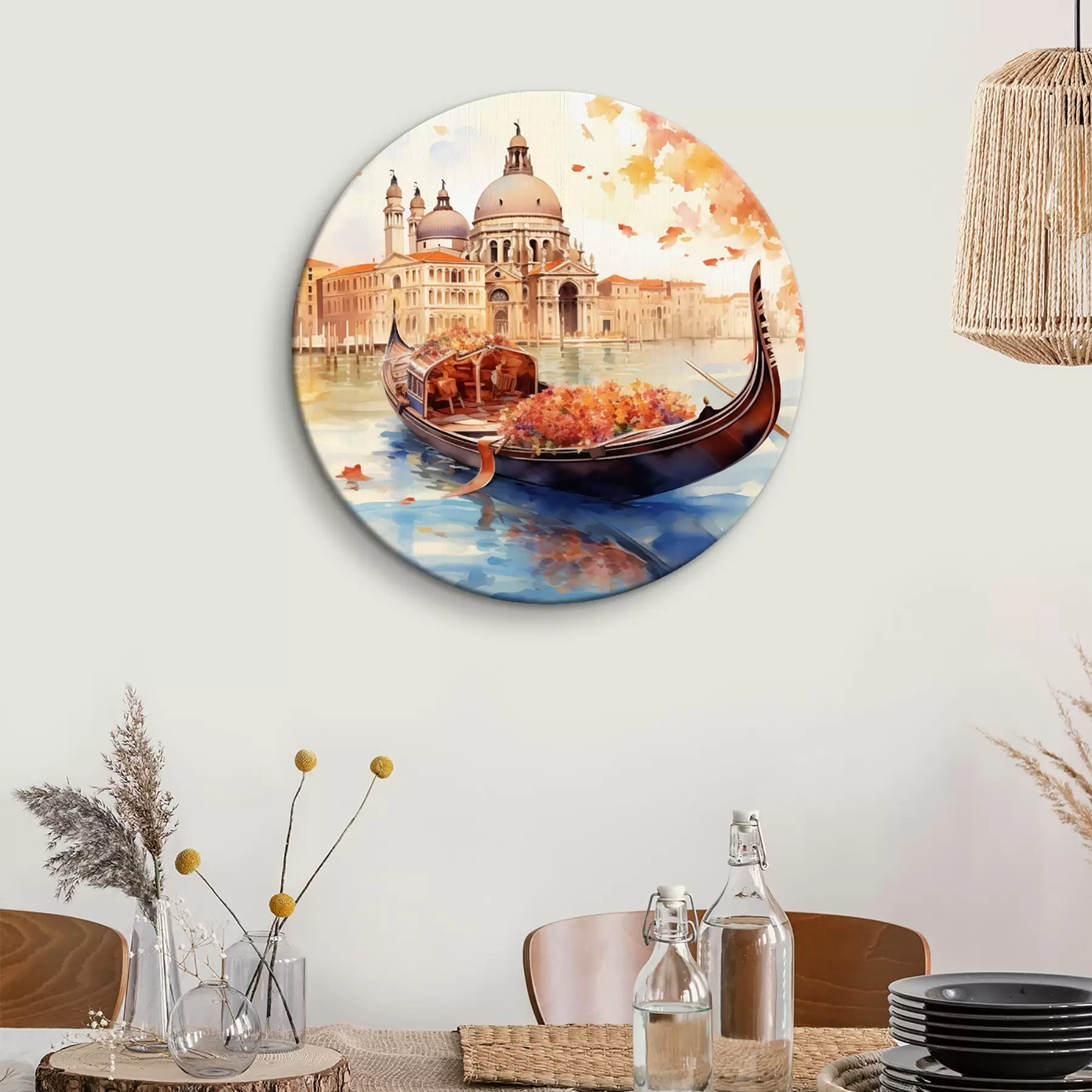  Schilderijen Een herfstgezicht op Venetië met een gondel omringd door fel oranje en rode bladeren, met weerspiegelingen van gebouwen in het kalme kanaalwater r42576