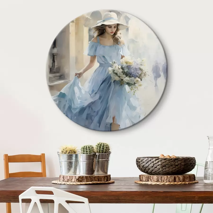  Schilderijen Een elegant meisje in een lichtblauwe jurk en hoed wandelt door de stad, met een boeket bloemen in de hand, in een lichte en romantische stemming. r42580