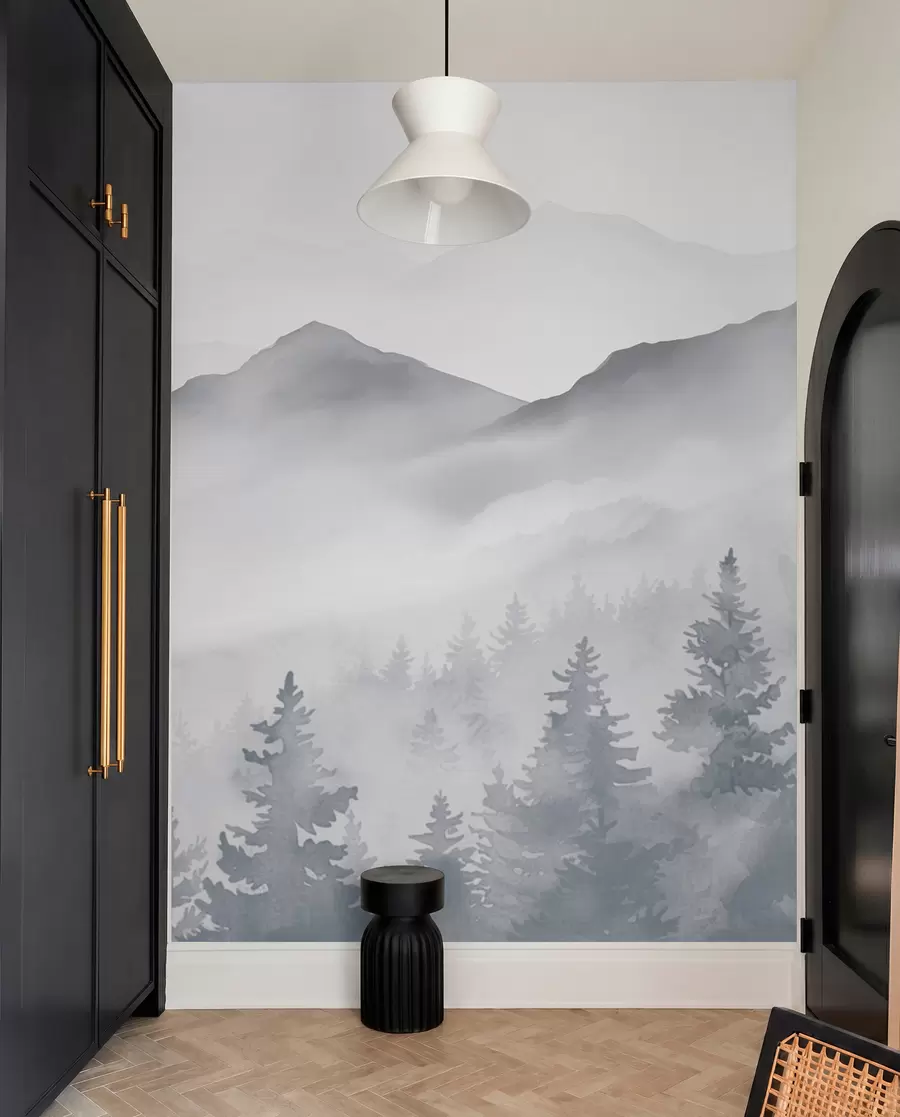 Fotobehang Sereen berglandschap met mistige bossen in zachte grijze en blauwe tinten w08680