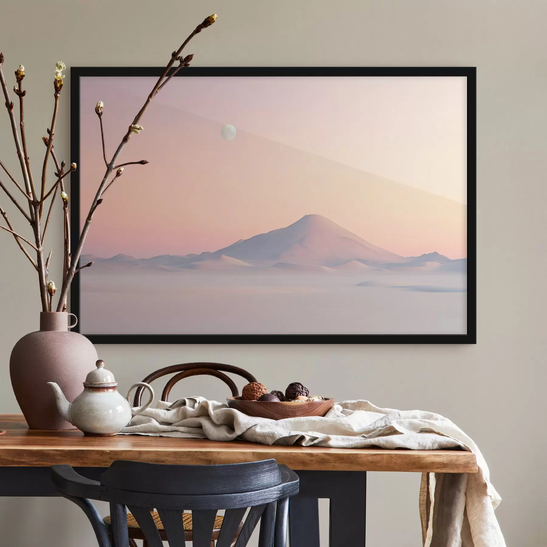  Schilderijen Een grote berg met een zachte helling in zachte pastelkleuren met een bleke maan zichtbaar in de lucht f42718