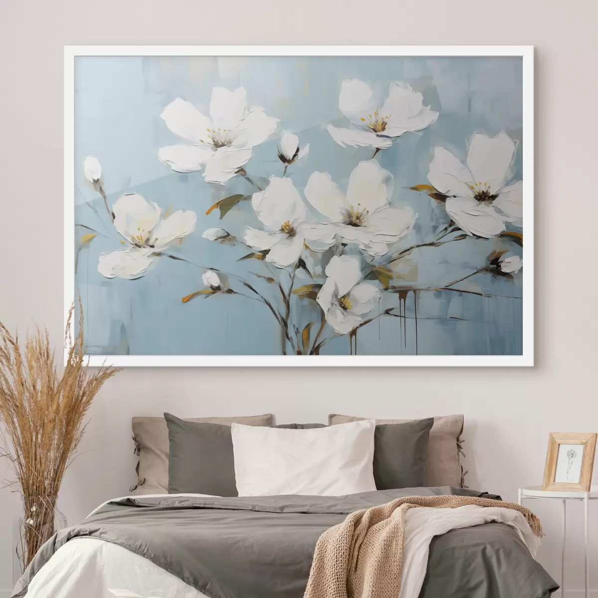 Poster Witte bloemen met fijne bloemblaadjes en groene blaadjes tegen een lichtblauwe achtergrond olieverfschilderij imitatie f42719