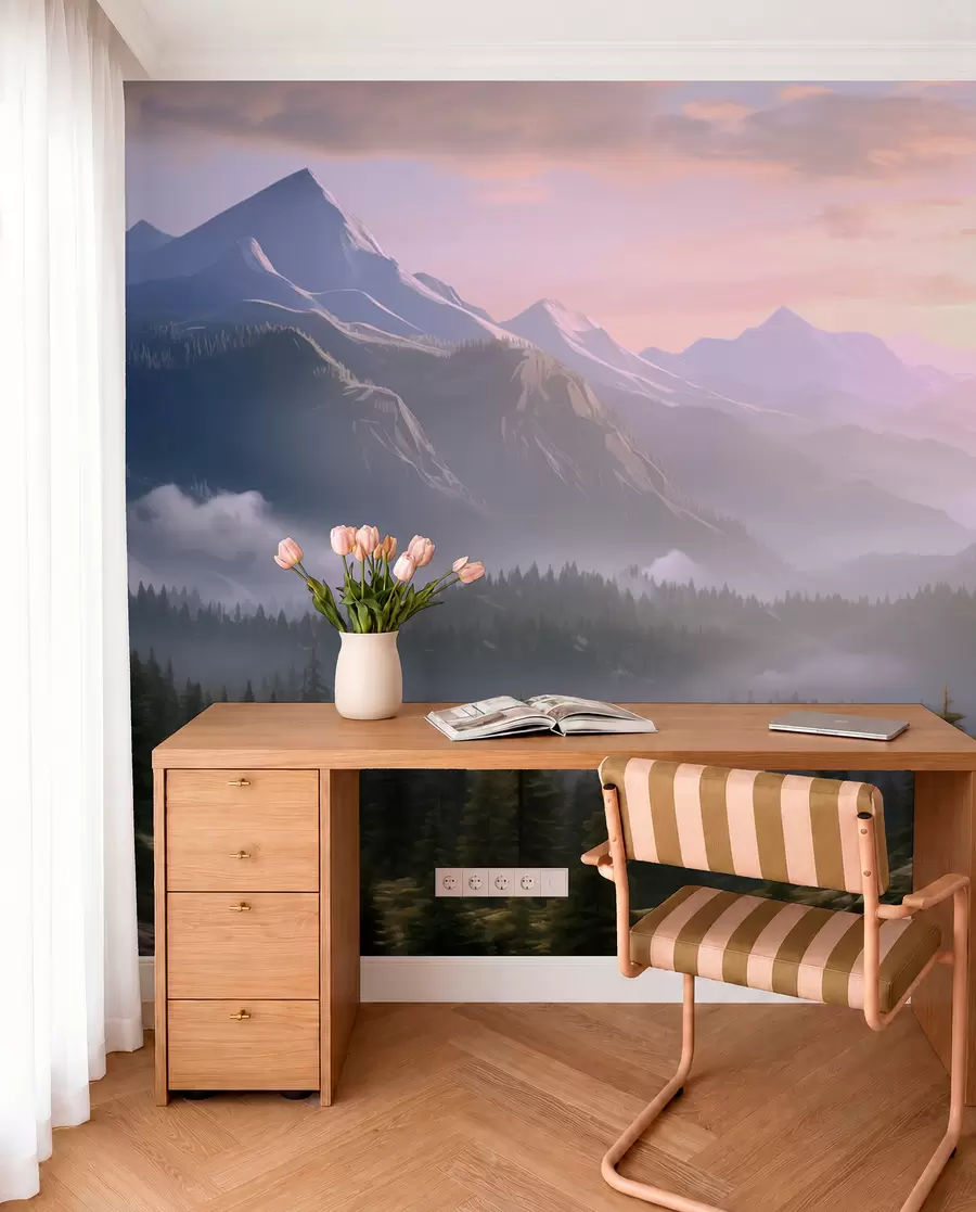 Fotobehang Sereen berglandschap bij dageraad met zachte mist tegen een bosachtige achtergrond w08750