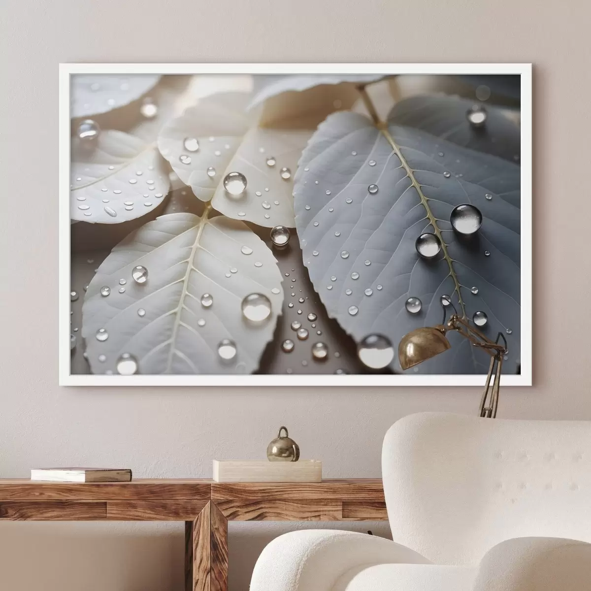 Poster Close-up van witte bladeren bedekt met waterdruppels, een minimalistische compositie, neutrale achtergrond f43159