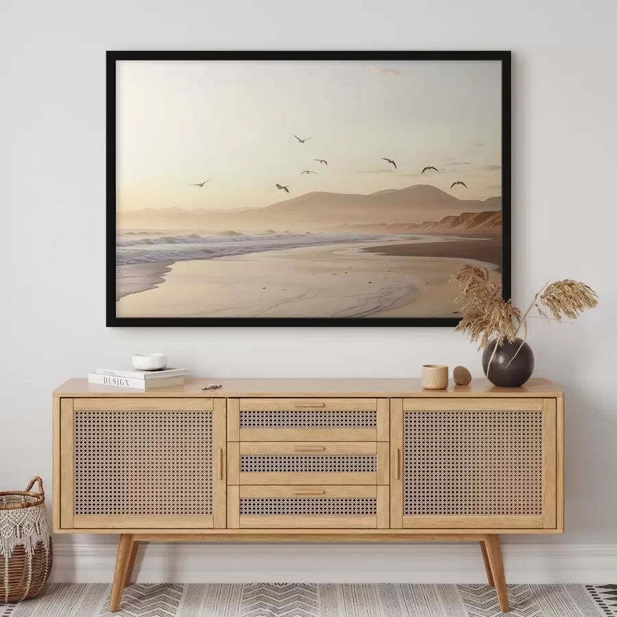 Fotobehang Vogels vliegen over het strand met oceaan, bergen op de achtergrond, warme kleuren, zacht pastel palet f43162