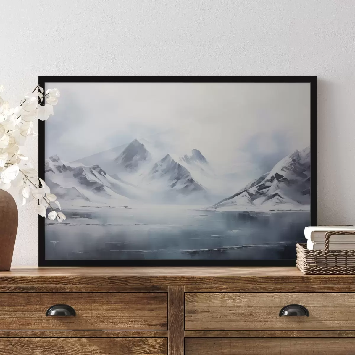 Affiche Paysage de montagnes enneigées avec un lac au premier plan, les sommets sont couverts de neige et le ciel est nuageux f43174