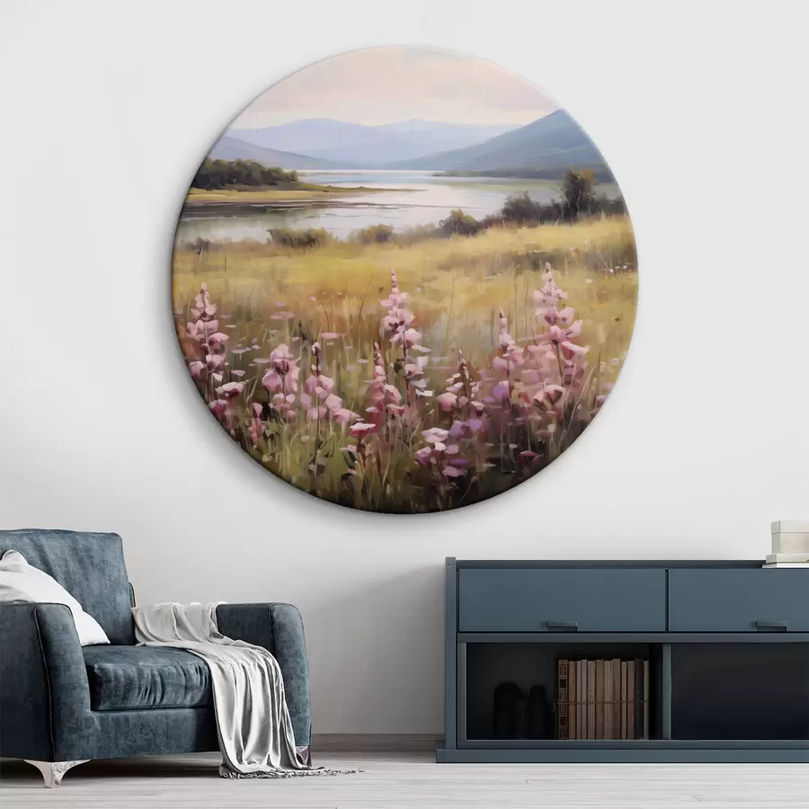  Schilderijen Een landschap met een veld roze bloemen, een meer en bergen op de achtergrond, onder een bewolkte hemel r43165