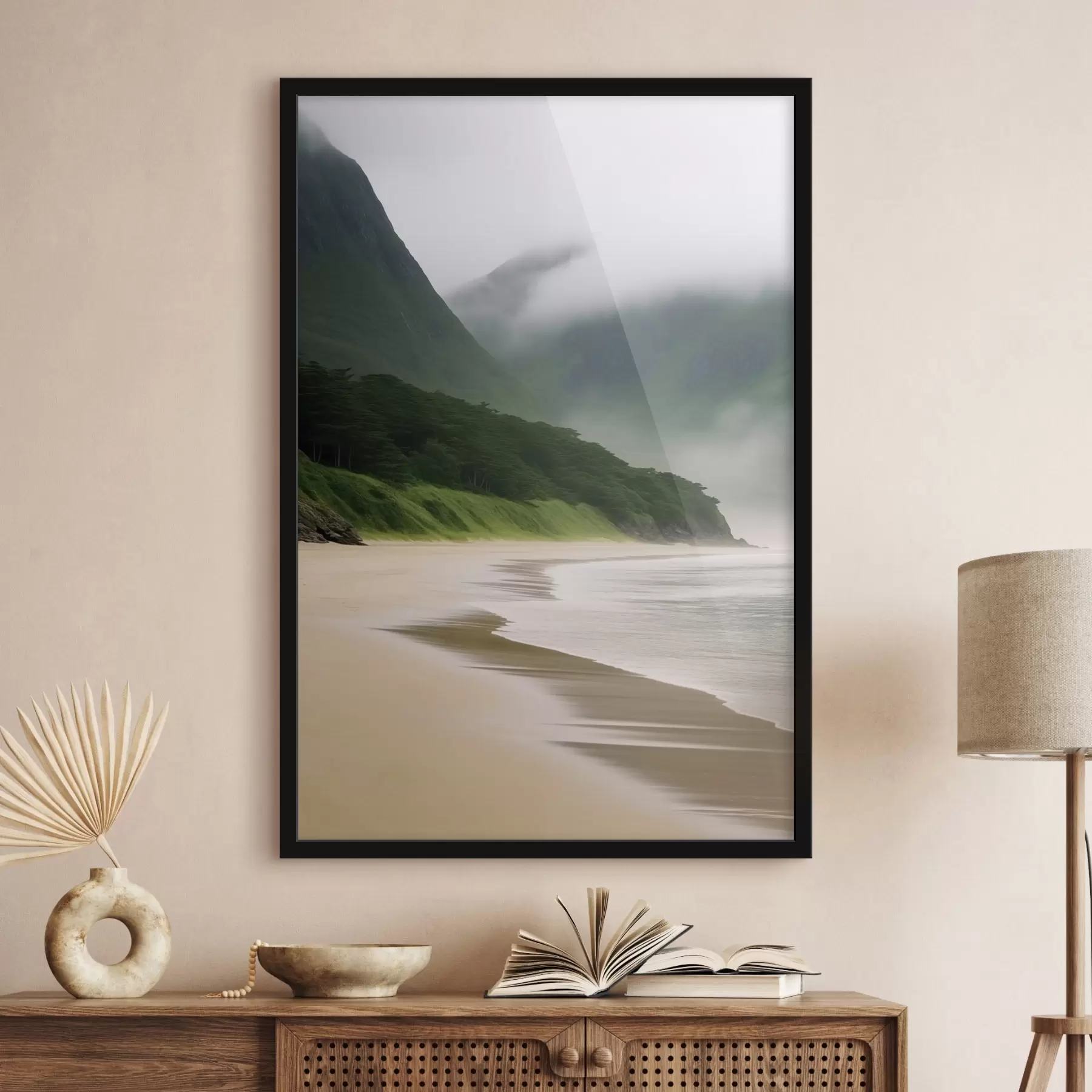 Fotobehang Mistig strand bij groene hellingen f43271