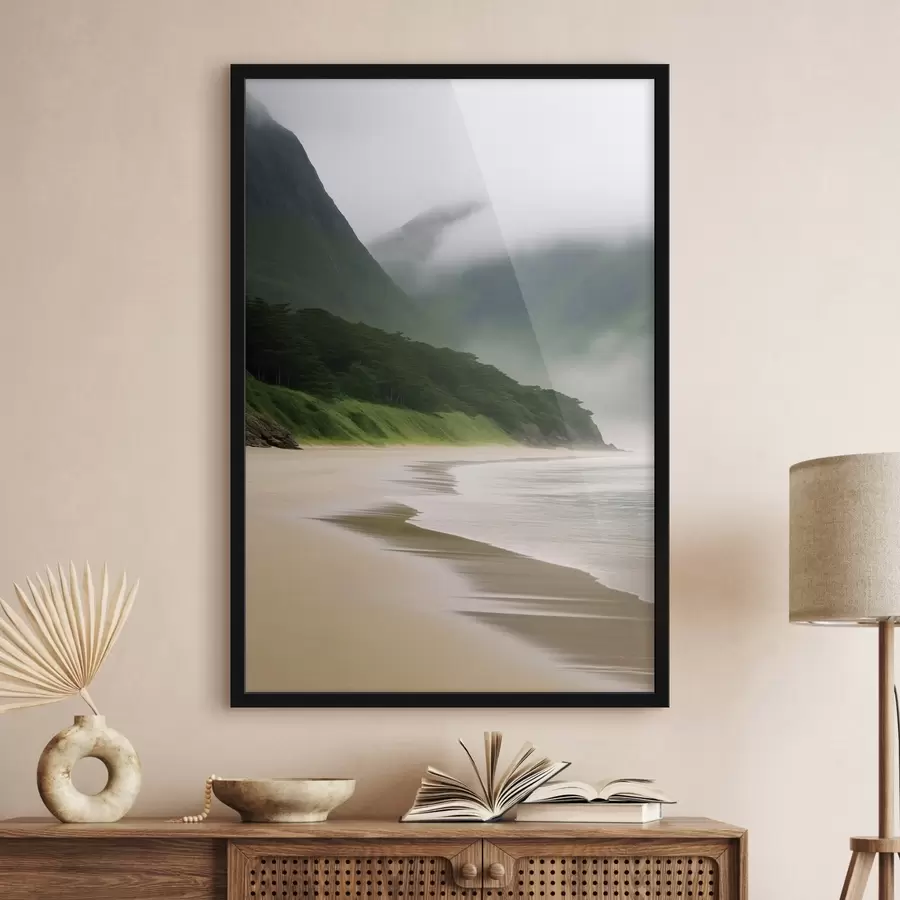 Fotobehang Mistig strand bij groene hellingen f43271