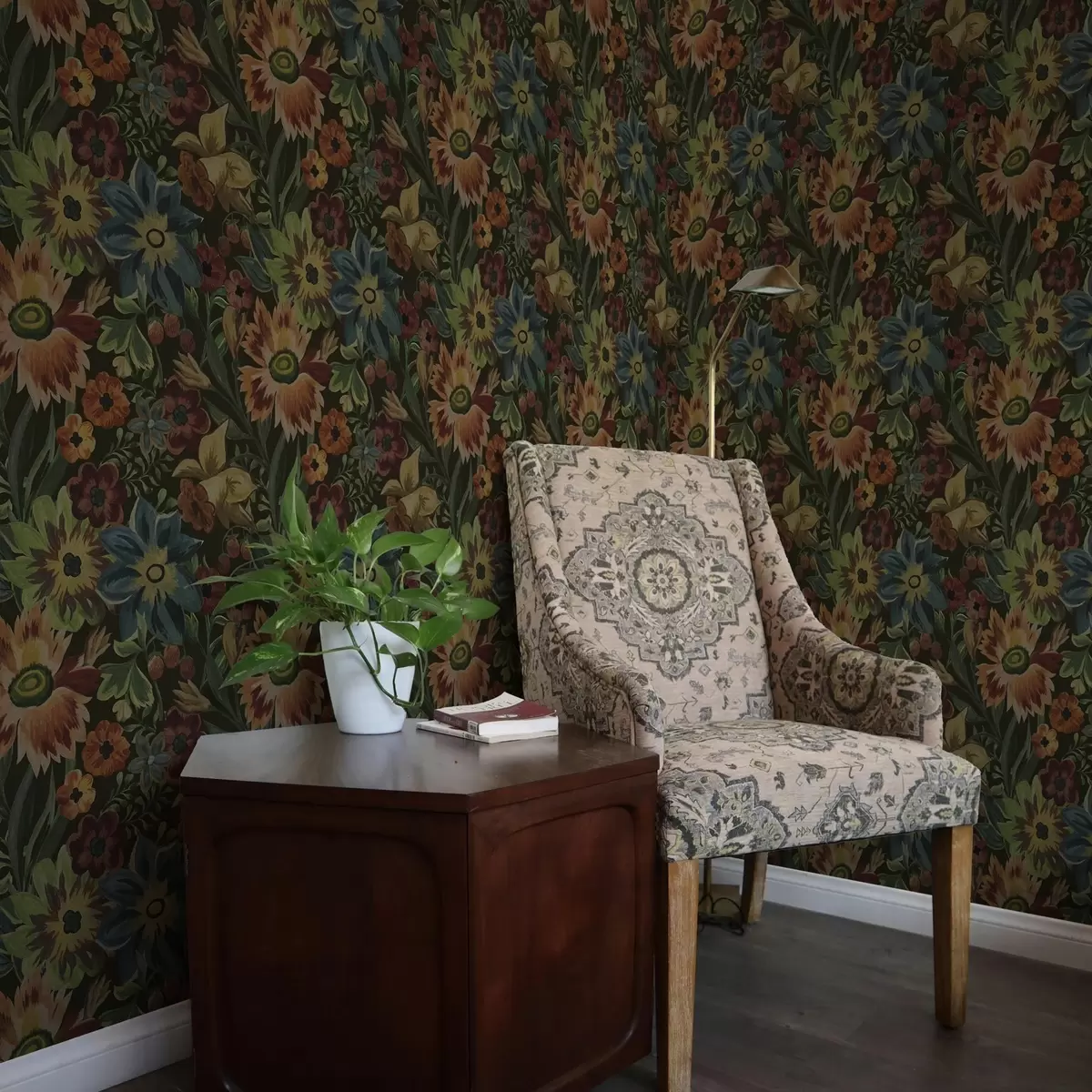 Behang Donkere bloemen en bladeren op donkere achtergrond a00100