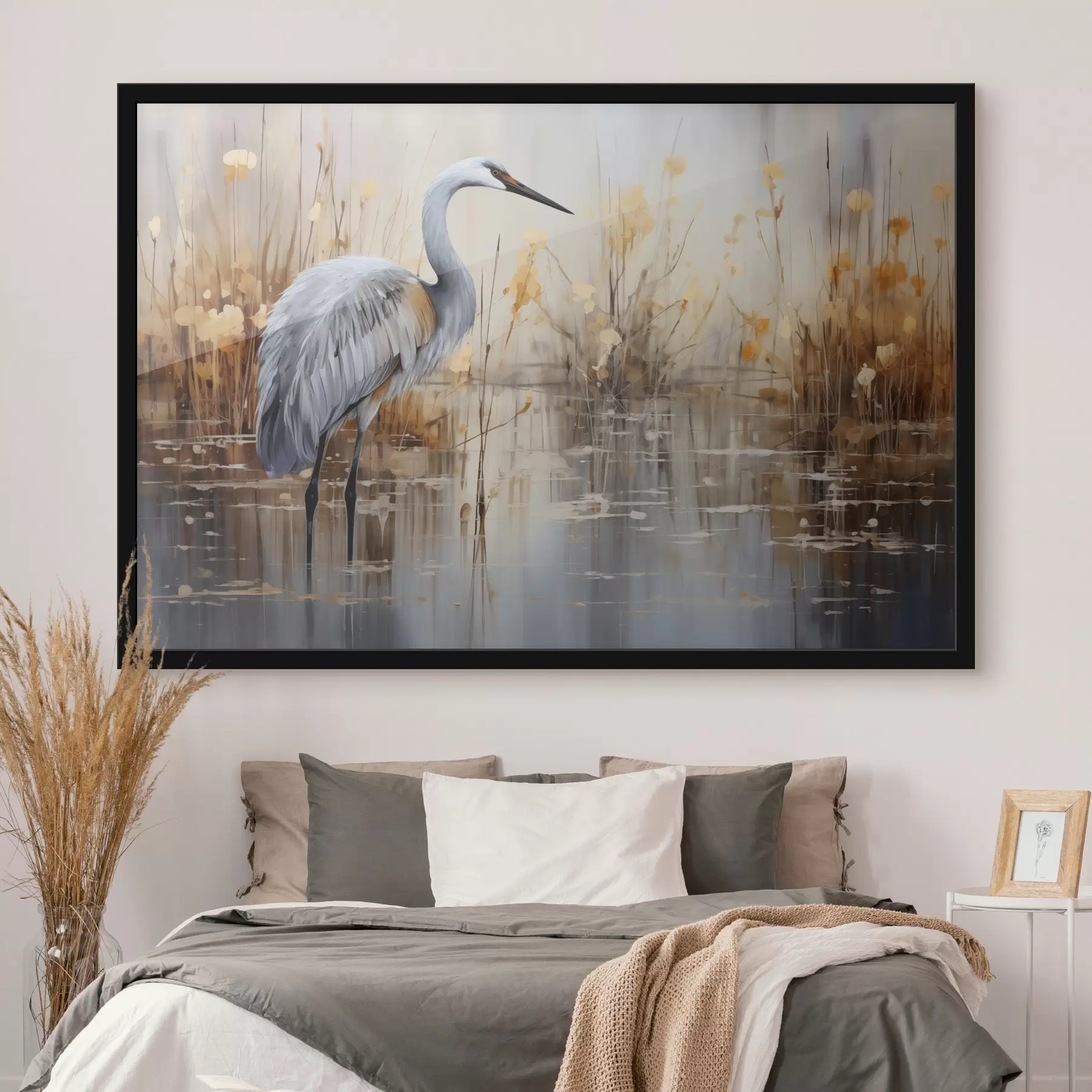 Fotobehang Een grijze reiger in een vijver, omringd door hoge, dunne planten, de achtergrond is een zachte mix van beige en wit f43398