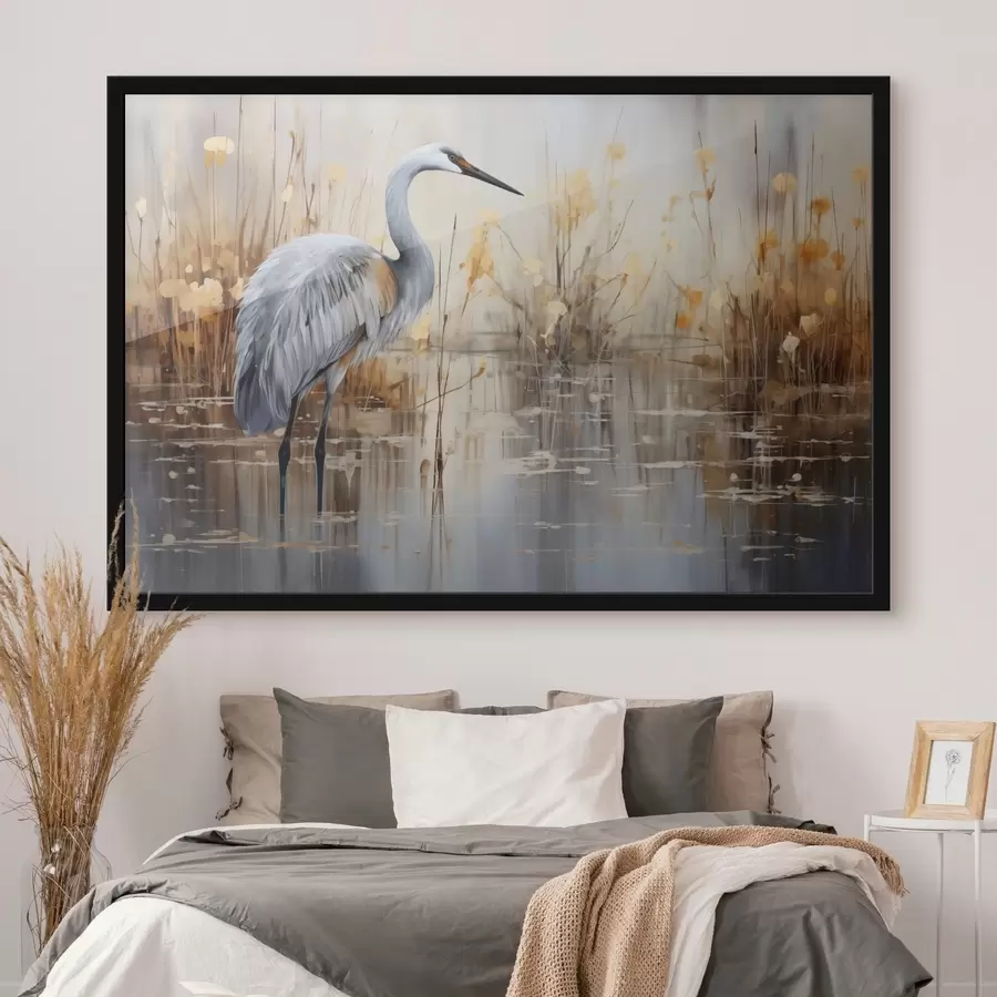 Fotobehang Een grijze reiger in een vijver, omringd door hoge, dunne planten, de achtergrond is een zachte mix van beige en wit f43398