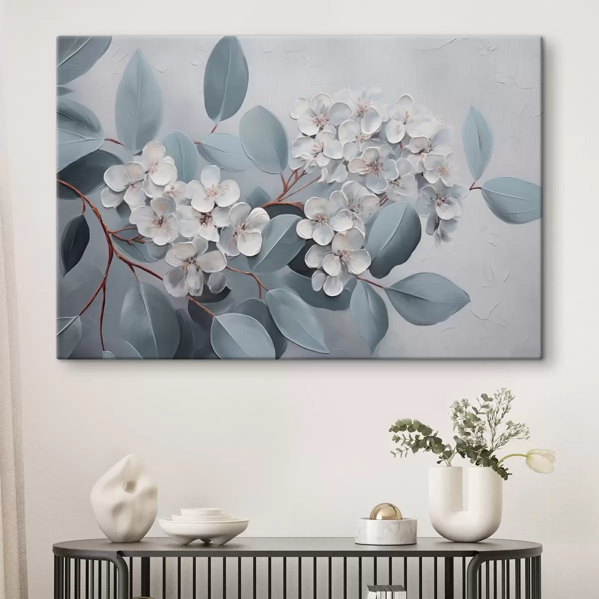  Schilderijen Een tak witte hortensia bloemen in volle bloei, met blauwe bladeren op een lichtgrijze achtergrond, olieverfschilderij stijl s43391