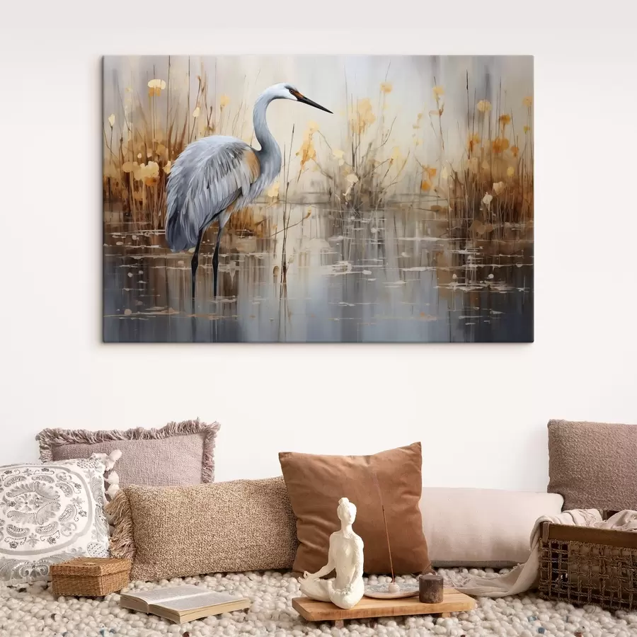  Schilderijen Een grijze reiger in een vijver, omringd door hoge, dunne planten, de achtergrond is een zachte mix van beige en wit s43398