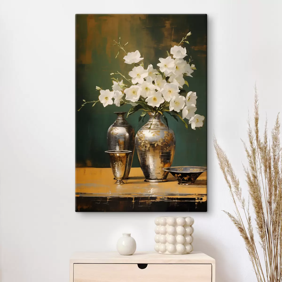  Schilderijen Een stilleven van witte bloemen in een vaas, met decoratieve vazen en een schaal op een groene tafel, donkergroene achtergrond s43408