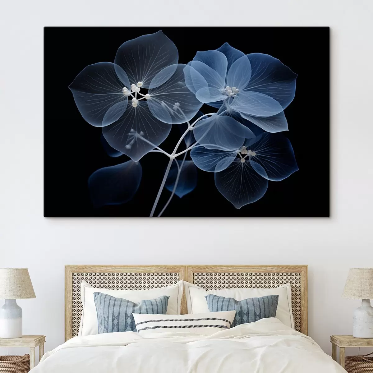  Schilderijen Een doorschijnende blauwe hortensiabloem met blauwe meeldraden en een fijne steel, tegen een zwarte achtergrond s43395