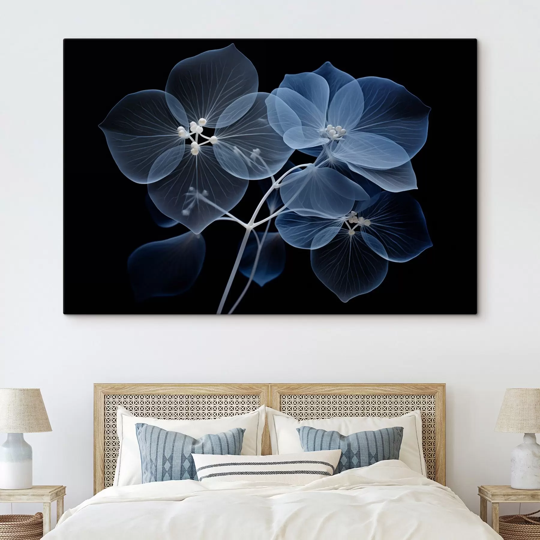 Papier peint photo Une fleur d'hortensia bleu translucide avec des étamines bleues et une tige délicate, sur un fond noir s43395