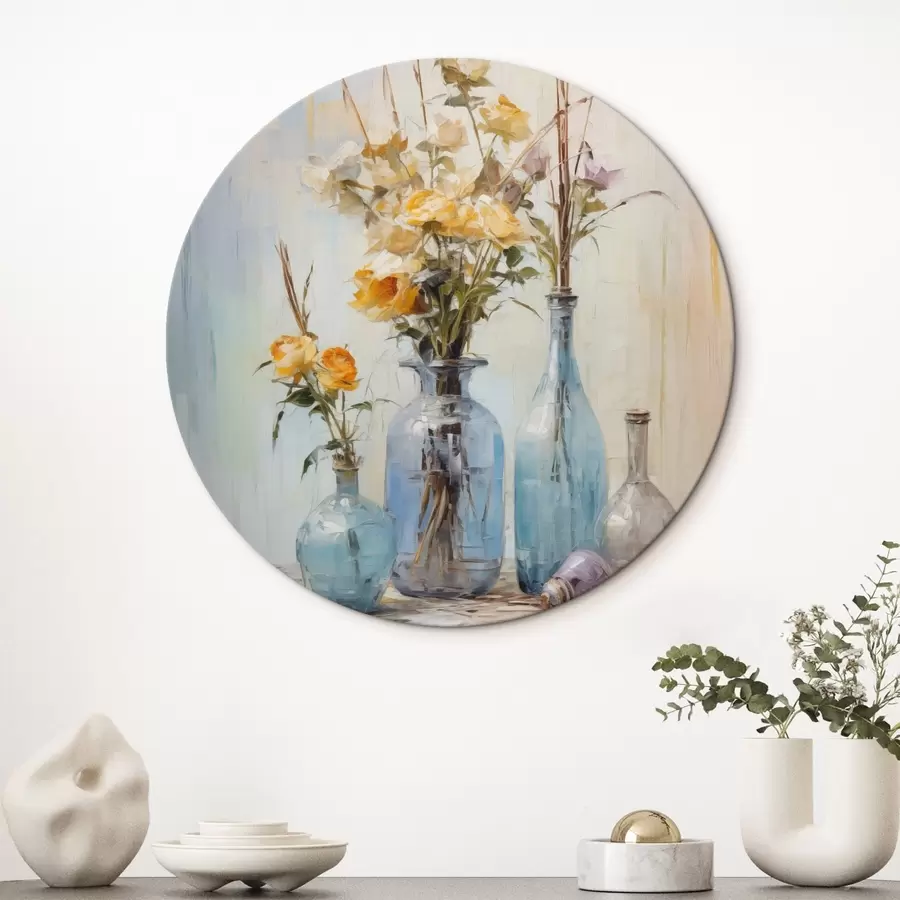  Schilderijen Een stilleven van gele rozen in blauwe glazen vazen, licht gestructureerde achtergrond, zachte penseelstreken, stijl olieverfschilderij r43409